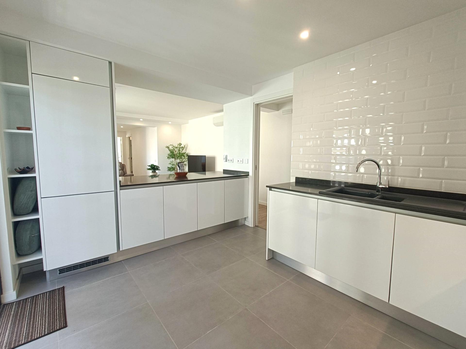Apartamento moderno na Baixa de Olhão, com piscina e vista deslumbrante.