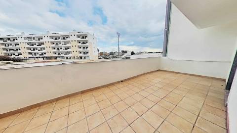 Apartamento T3 com 122,37m² no Centro de Olhão - Oportunidade Imperdível para Renovar a Seu Gosto!