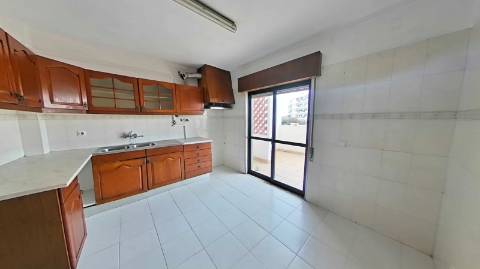 Apartamento T3 com 122,37m² no Centro de Olhão - Oportunidade Imperdível para Renovar a Seu Gosto!