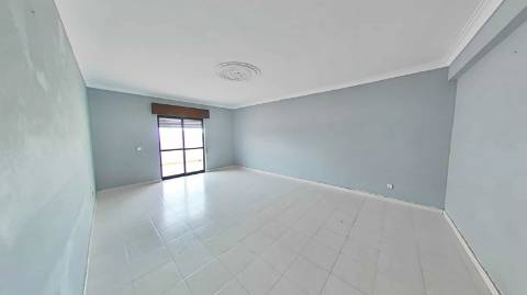Apartamento T3 com 122,37m² no Centro de Olhão - Oportunidade Imperdível para Renovar a Seu Gosto!