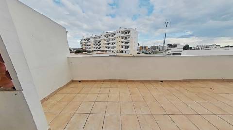 Apartamento T3 com 122,37m² no Centro de Olhão - Oportunidade Imperdível para Renovar a Seu Gosto!