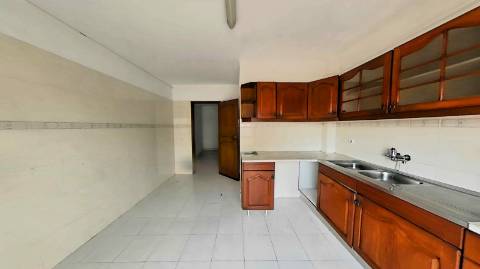Apartamento T3 com 122,37m² no Centro de Olhão - Oportunidade Imperdível para Renovar a Seu Gosto!