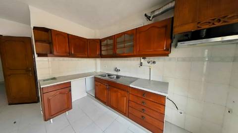 Apartamento T3 com 122,37m² no Centro de Olhão - Oportunidade Imperdível para Renovar a Seu Gosto!