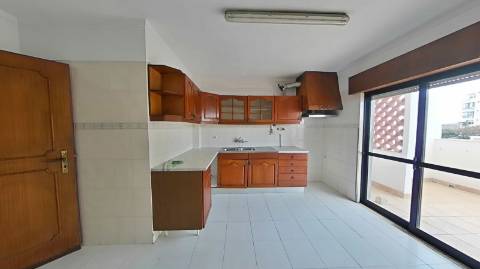 Apartamento T3 com 122,37m² no Centro de Olhão - Oportunidade Imperdível para Renovar a Seu Gosto!