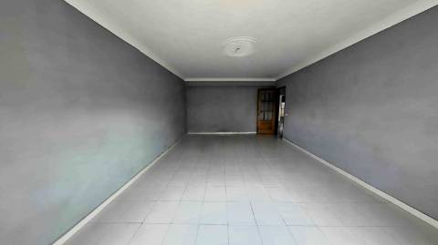 Apartamento T3 com 122,37m² no Centro de Olhão - Oportunidade Imperdível para Renovar a Seu Gosto!