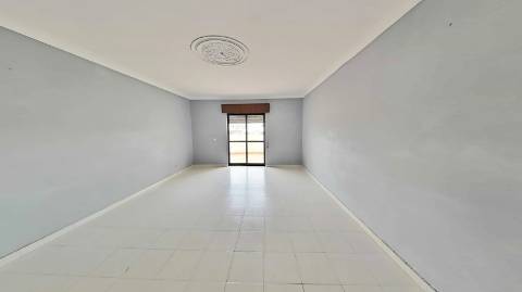 Apartamento T3 com 122,37m² no Centro de Olhão - Oportunidade Imperdível para Renovar a Seu Gosto!