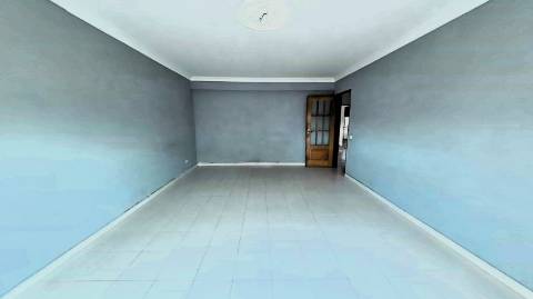 Apartamento T3 com 122,37m² no Centro de Olhão - Oportunidade Imperdível para Renovar a Seu Gosto!