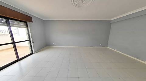 Apartamento T3 com 122,37m² no Centro de Olhão - Oportunidade Imperdível para Renovar a Seu Gosto!