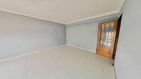 Apartamento T3 com 122,37m² no Centro de Olhão - Oportunidade Imperdível para Renovar a Seu Gosto!