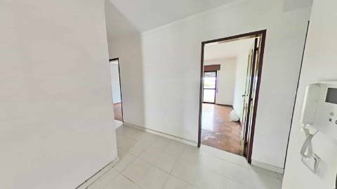 Apartamento T3 com 122,37m² no Centro de Olhão - Oportunidade Imperdível para Renovar a Seu Gosto!