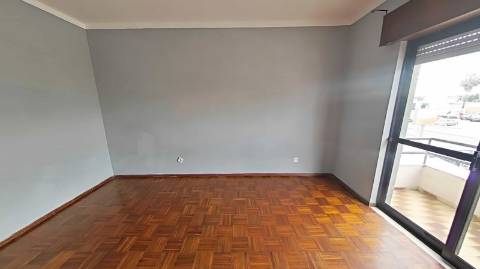 Apartamento T3 com 122,37m² no Centro de Olhão - Oportunidade Imperdível para Renovar a Seu Gosto!