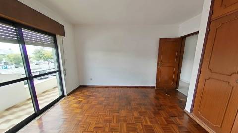 Apartamento T3 com 122,37m² no Centro de Olhão - Oportunidade Imperdível para Renovar a Seu Gosto!