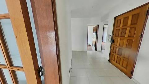 Apartamento T3 com 122,37m² no Centro de Olhão - Oportunidade Imperdível para Renovar a Seu Gosto!