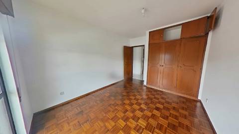Apartamento T3 com 122,37m² no Centro de Olhão - Oportunidade Imperdível para Renovar a Seu Gosto!