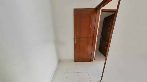 Apartamento T3 com 122,37m² no Centro de Olhão - Oportunidade Imperdível para Renovar a Seu Gosto!