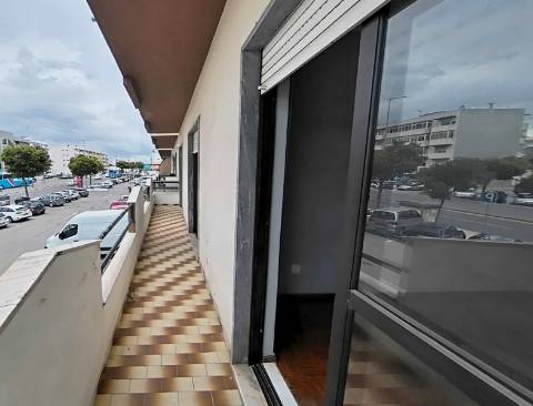 Apartamento T3 com 122,37m² no Centro de Olhão - Oportunidade Imperdível para Renovar a Seu Gosto!
