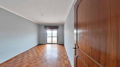 Apartamento T3 com 122,37m² no Centro de Olhão - Oportunidade Imperdível para Renovar a Seu Gosto!