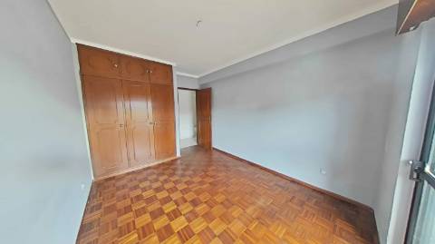 Apartamento T3 com 122,37m² no Centro de Olhão - Oportunidade Imperdível para Renovar a Seu Gosto!