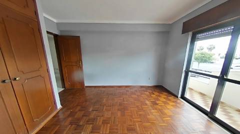 Apartamento T3 com 122,37m² no Centro de Olhão - Oportunidade Imperdível para Renovar a Seu Gosto!