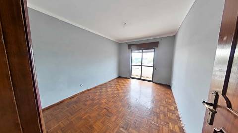 Apartamento T3 com 122,37m² no Centro de Olhão - Oportunidade Imperdível para Renovar a Seu Gosto!