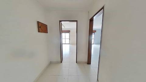 Apartamento T3 com 122,37m² no Centro de Olhão - Oportunidade Imperdível para Renovar a Seu Gosto!