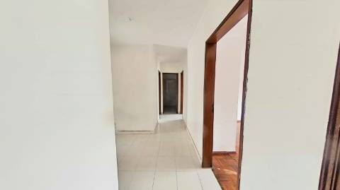 Apartamento T3 com 122,37m² no Centro de Olhão - Oportunidade Imperdível para Renovar a Seu Gosto!