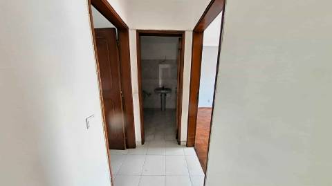 Apartamento T3 com 122,37m² no Centro de Olhão - Oportunidade Imperdível para Renovar a Seu Gosto!