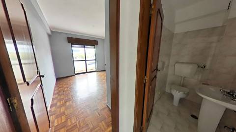 Apartamento T3 com 122,37m² no Centro de Olhão - Oportunidade Imperdível para Renovar a Seu Gosto!