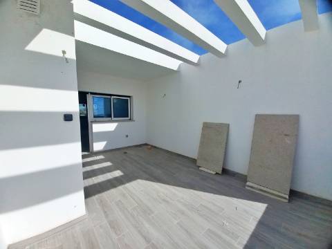 Excelente apartamento T3 com área total de 235m2, garagem para 2 carros e arrecadação com 25m2 em fase de construção no centro de Almancil