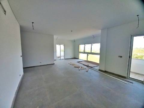 Excelente apartamento T3 com área total de 235m2, garagem para 2 carros e arrecadação com 25m2 em fase de construção no centro de Almancil