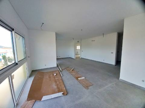 Excelente apartamento T3 com área total de 235m2, garagem para 2 carros e arrecadação com 25m2 em fase de construção no centro de Almancil