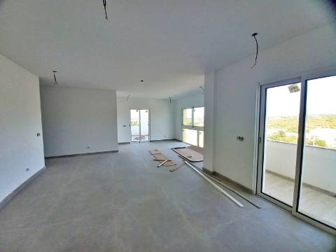 Excelente apartamento T3 com área total de 235m2, garagem para 2 carros e arrecadação com 25m2 em fase de construção no centro de Almancil
