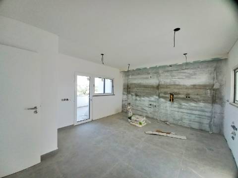 Excelente apartamento T3 com área total de 235m2, garagem para 2 carros e arrecadação com 25m2 em fase de construção no centro de Almancil