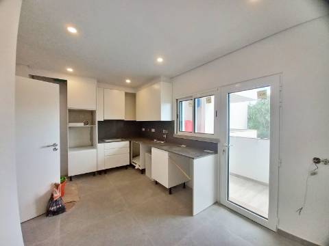 Excelente apartamento T3 com área total de 235m2, garagem para 2 carros e arrecadação com 25m2 em fase de construção no centro de Almancil