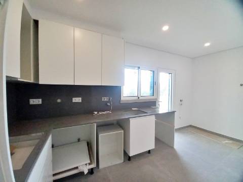 Excelente apartamento T3 com área total de 235m2, garagem para 2 carros e arrecadação com 25m2 em fase de construção no centro de Almancil