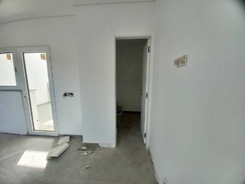 Excelente apartamento T3 com área total de 235m2, garagem para 2 carros e arrecadação com 25m2 em fase de construção no centro de Almancil