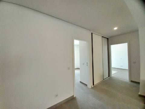 Excelente apartamento T3 com área total de 235m2, garagem para 2 carros e arrecadação com 25m2 em fase de construção no centro de Almancil