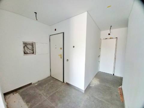 Excelente apartamento T3 com área total de 235m2, garagem para 2 carros e arrecadação com 25m2 em fase de construção no centro de Almancil