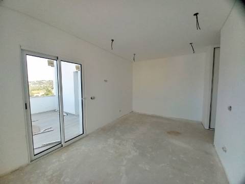 Excelente apartamento T3 com área total de 235m2, garagem para 2 carros e arrecadação com 25m2 em fase de construção no centro de Almancil