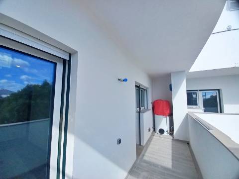 Excelente apartamento T3 com área total de 235m2, garagem para 2 carros e arrecadação com 25m2 em fase de construção no centro de Almancil