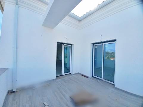 Excelente apartamento T3 com área total de 235m2, garagem para 2 carros e arrecadação com 25m2 em fase de construção no centro de Almancil