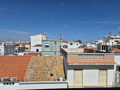 Apartamento de dois andares para arrendamento ANUAL em Vila Real de Santo António