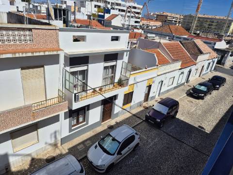 Apartamento de dois andares para arrendamento ANUAL em Vila Real de Santo António