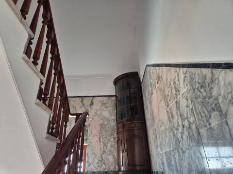 Apartamento de dois andares para arrendamento ANUAL em Vila Real de Santo António