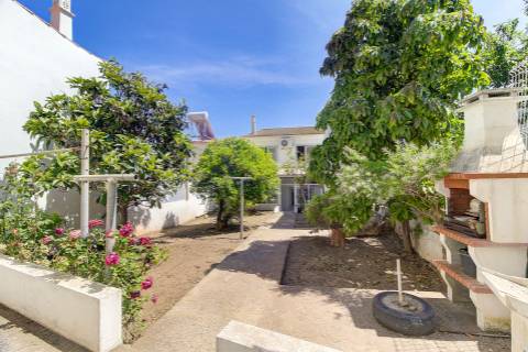 Moradia T3+2 com Jardim, Garagem e Vista Castelo no Centro de Castro Marim - 2 Artigos Vendidos em Conjunto