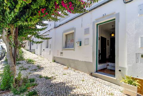 Moradia T3+2 com Jardim, Garagem e Vista Castelo no Centro de Castro Marim - 2 Artigos Vendidos em Conjunto