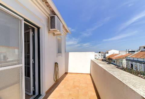 Moradia T3+2 com Jardim, Garagem e Vista Castelo no Centro de Castro Marim - 2 Artigos Vendidos em Conjunto