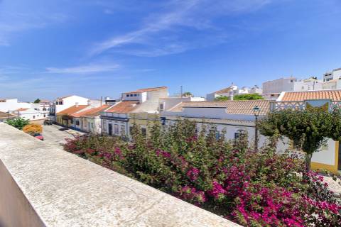 Moradia T3+2 com Jardim, Garagem e Vista Castelo no Centro de Castro Marim - 2 Artigos Vendidos em Conjunto