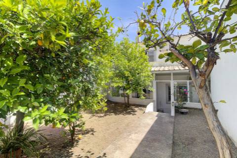 Moradia T3+2 com Jardim, Garagem e Vista Castelo no Centro de Castro Marim - 2 Artigos Vendidos em Conjunto