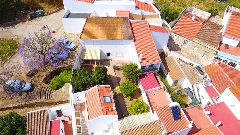Moradia T3+2 com Jardim, Garagem e Vista Castelo no Centro de Castro Marim - 2 Artigos Vendidos em Conjunto